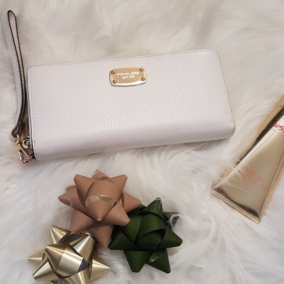 Michael Kors Handbags - NWT Michael Kors Wallet